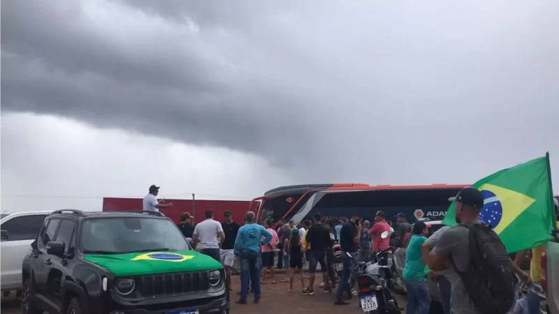 Apoiadores montam estrutura e caminhoneiros fazem bloqueios parciais na BR-163 em Campo Grande