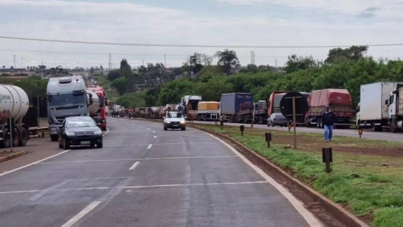 Rodovias estaduais têm manifestantes em sete cidades, mas trânsito segue livre