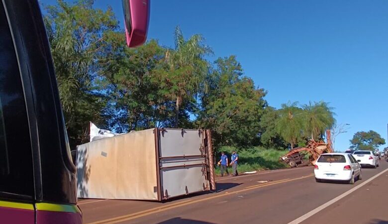 Acidente entre trator e caminhão deixa um morto na BR-376