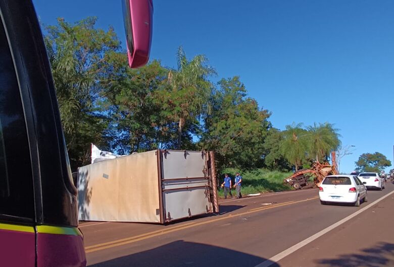 Acidente entre trator e caminhão deixa um morto na BR-376