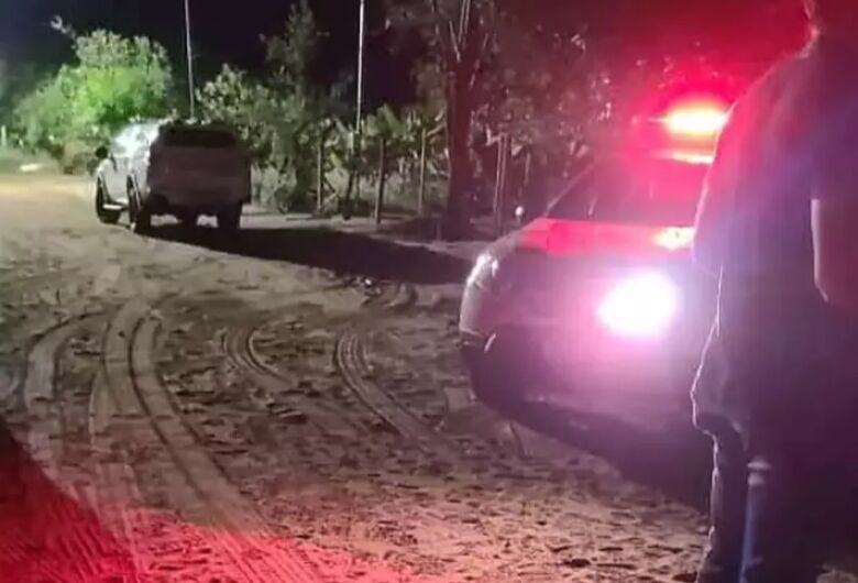 Mulher é assassinada a facadas após bebedeira entre amigos