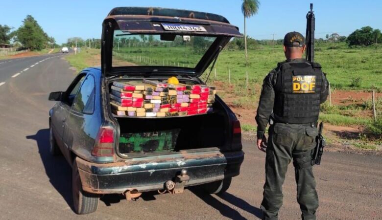 Polícia prende dois com carga de maconha