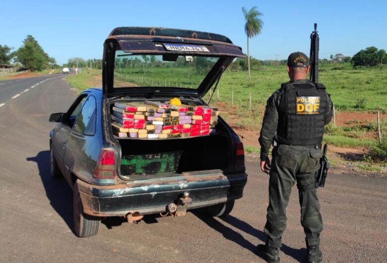 Polícia prende dois com carga de maconha