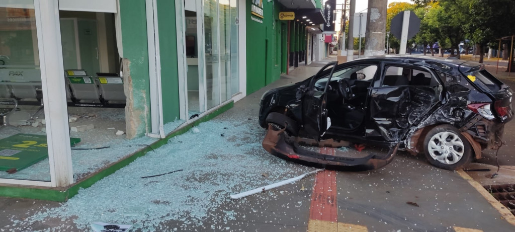 Acidente no centro de Dourados quase termina com tragédia na madrugada