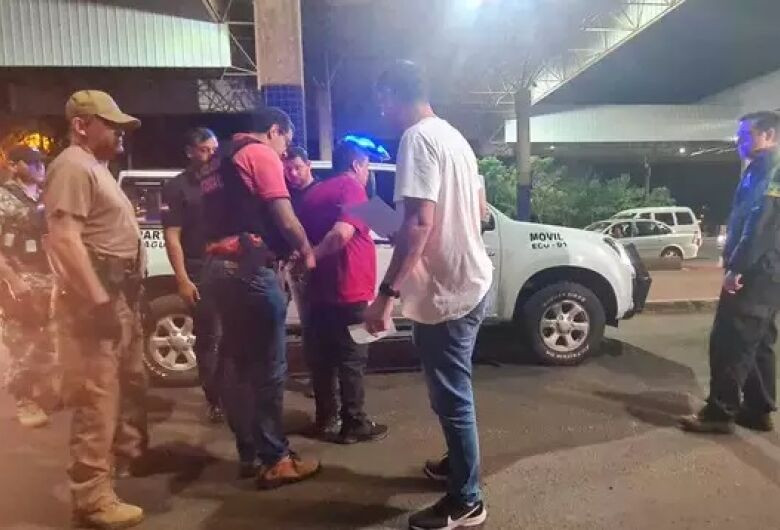 Brasileiro acusado de matar e enterrar o corpo da esposa em casa é expulso do Paraguai