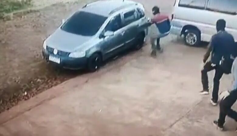 Grupo armado invade casa e foge com quase R$ 60 mil; veja vídeo