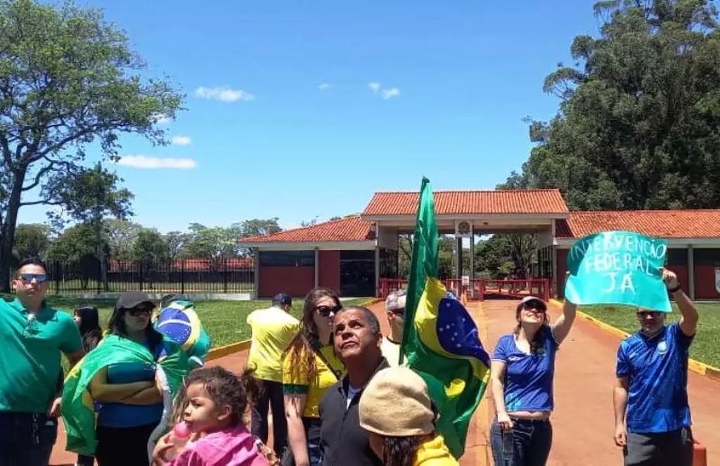 No interior, bolsonaristas protestam em frente ao Exército por “intervenção”