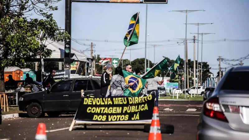 Manifestantes seguem em frente ao CMO depois de protesto que lotou avenida de Campo Grande