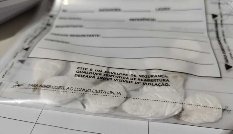 Após comprar droga para revender, pai repreende filha e ela liga para polícia e se entrega