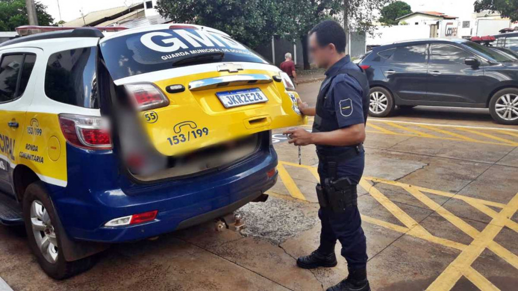 Homem é preso pela Guarda Municipal furtando fios de energia no ‘Douradão’