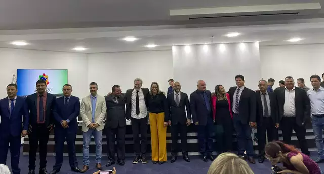 Após afastamento de vereadores, suplentes tomam posse