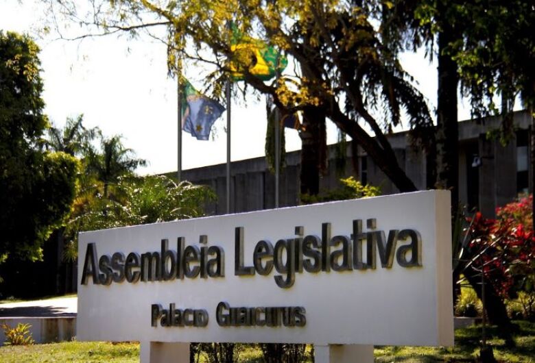 Deputados limpam a pauta e aprovam aumento de salário