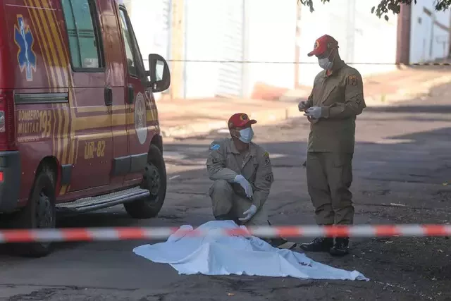 Homem é esfaqueado no peito e morre no centro da Capital