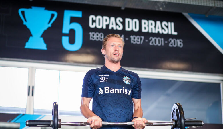 Douradense Lucas Leiva ficará afastado das atividades por até três meses