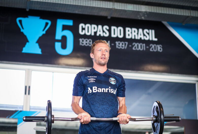 Douradense Lucas Leiva ficará afastado das atividades por até três meses