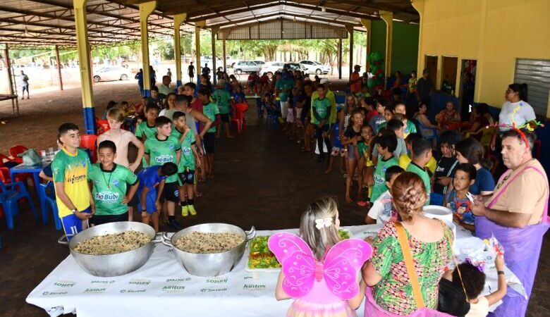 Festa com torneio de futebol, almoço e brincadeiras reúne quase 400 crianças