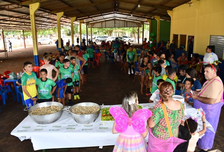 Festa com torneio de futebol, almoço e brincadeiras reúne quase 400 crianças