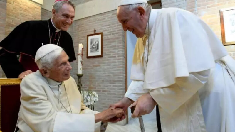 Papa Francisco pede orações pela saúde do papa Bento XVI: ‘Está muito doente’ 