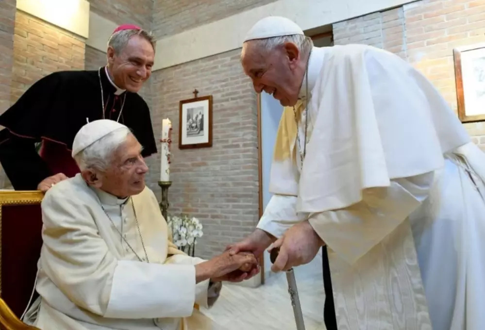 Papa Francisco pede orações pela saúde do papa Bento XVI: ‘Está muito doente’ 