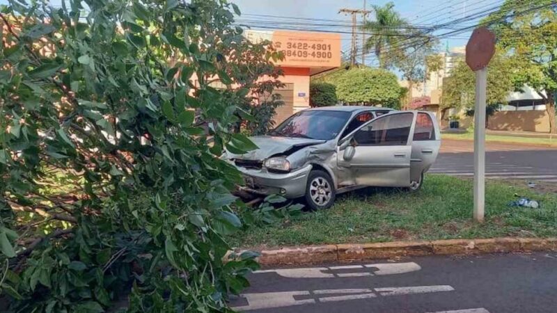 Motorista de aplicativo atravessa preferencial em Dourados, bate carro e passageiro fica ferido