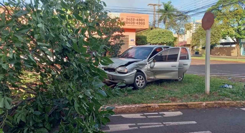 Motorista de aplicativo atravessa preferencial em Dourados, bate carro e passageiro fica ferido