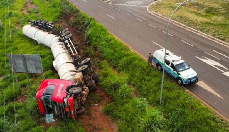 Carreta bitrem tomba em rodovia e PMA monitora vazamento de diesel