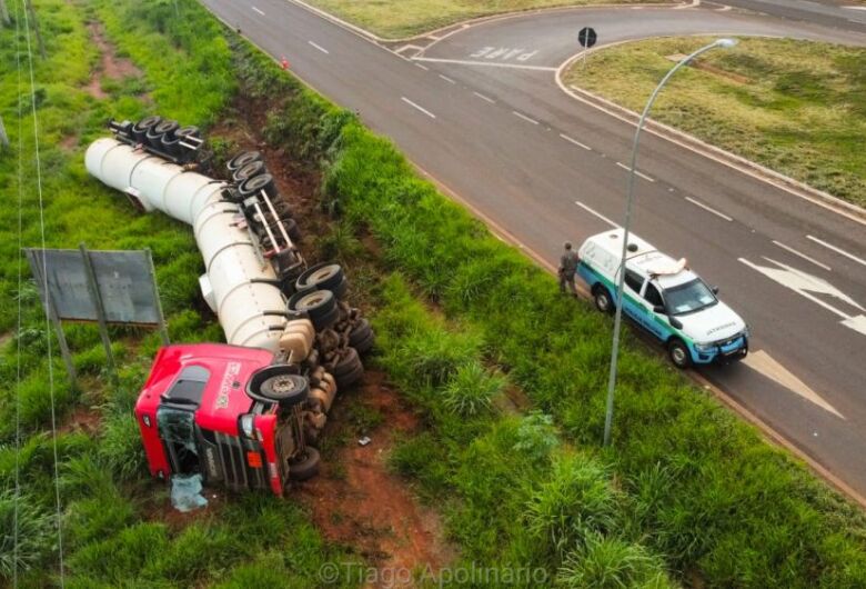 Carreta bitrem tomba em rodovia e PMA monitora vazamento de diesel