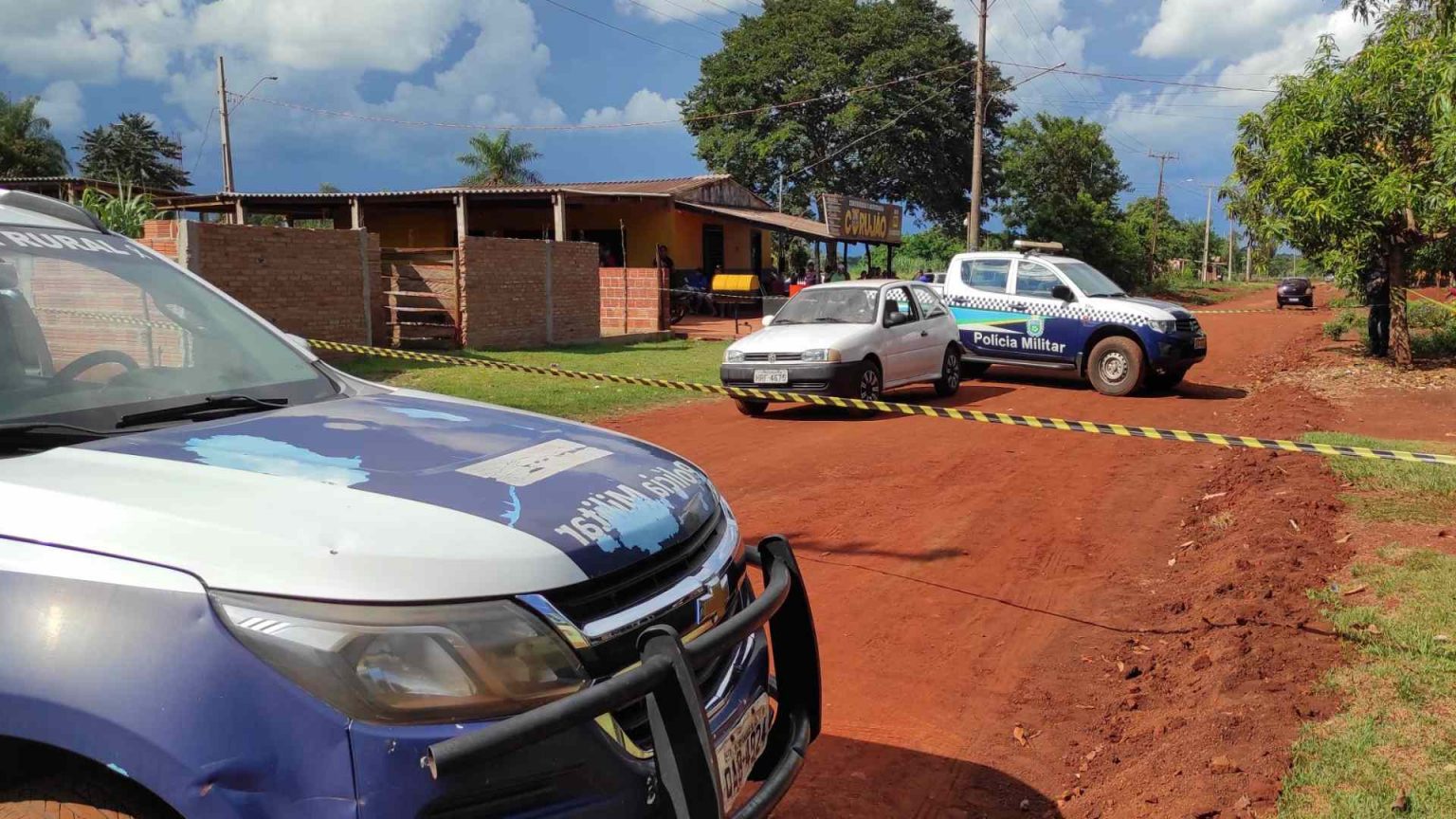 Familiares presenciaram homem assassinar primo com tiros na cabeça dentro do carro