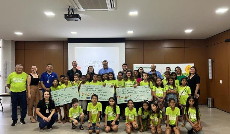 Alunos da Escola Municipal Clori Benedetti recebem premiação do projeto ‘Recicla Verdinho’