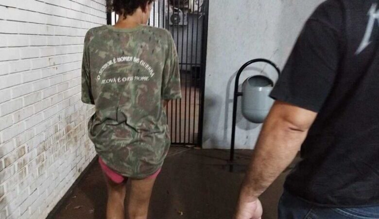 Mulher é presa pela polícia após furtar bicicleta de idoso em mercado