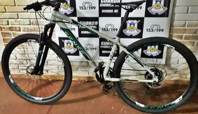 Homem é preso por invadir loja e furtar bicicleta avaliada em R$ 2,5 mil