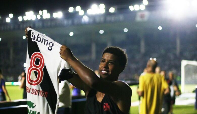 Vasco confirma ida do jovem volante Andrey Santos para o Chelsea