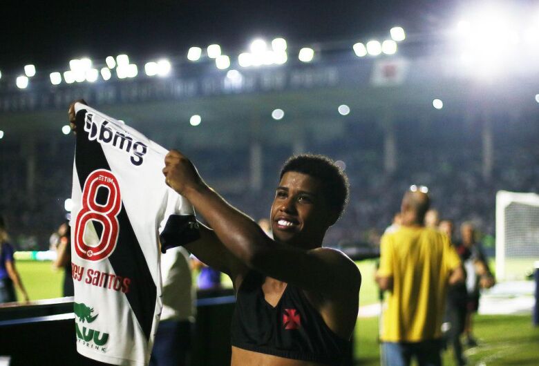 Vasco confirma ida do jovem volante Andrey Santos para o Chelsea