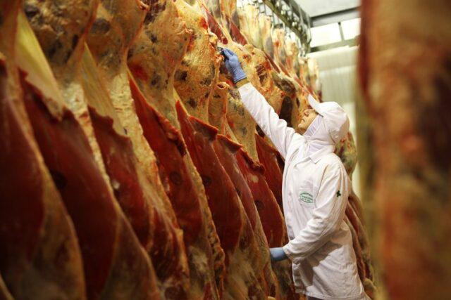 Exportação de carne bovina cresce 26% em 2022, diz Abrafrigo