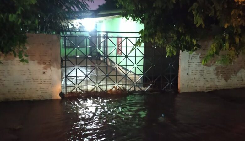 Chuva intensa alaga casas, gera erosão e queda de árvores em Dourados