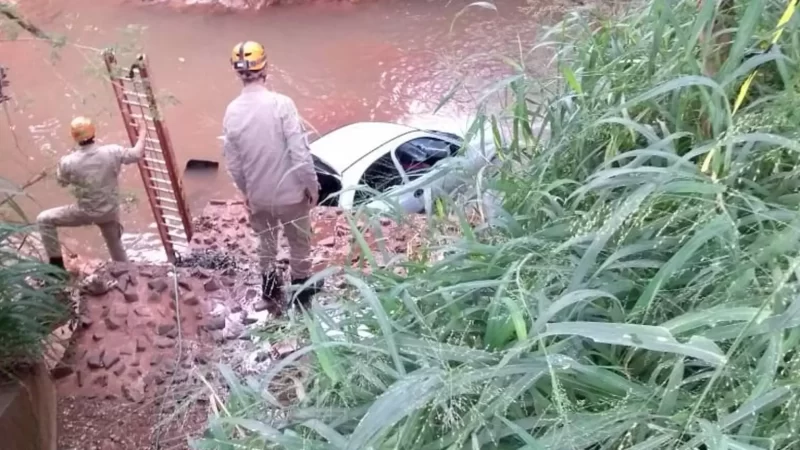 Carro cai em córrego e mata duas pessoas em Mato Grosso do sul