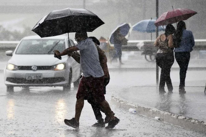 Inmet emite novo alerta de tempestade após mais de 40 mm de chuva