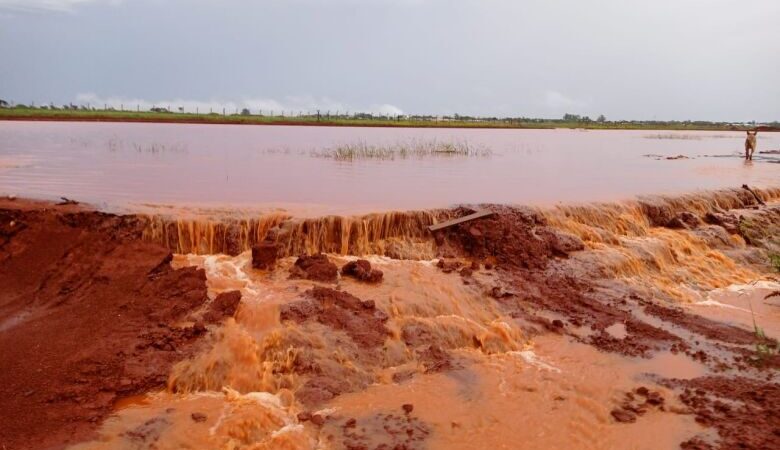 Barragem de obra no aeroporto transborda, família fica ilhada e precisa deixar propriedade rural