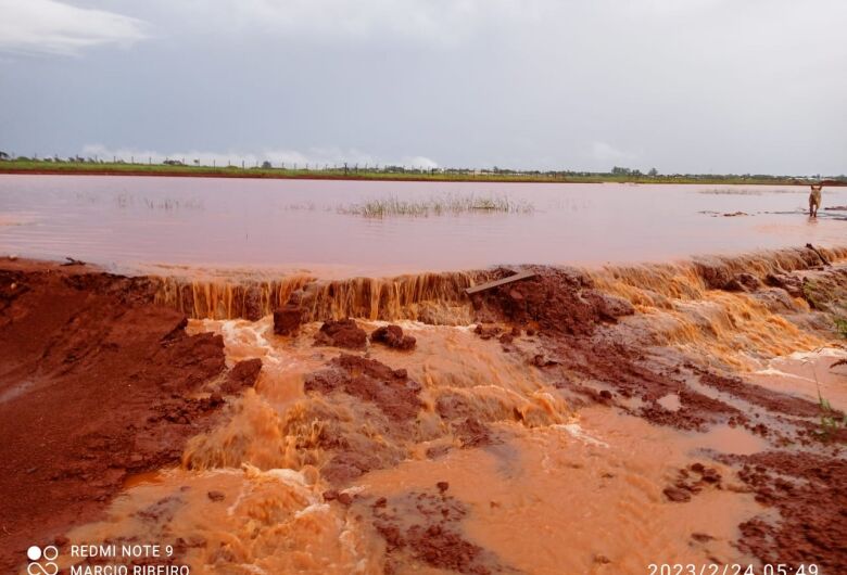 Barragem de obra no aeroporto transborda, família fica ilhada e precisa deixar propriedade rural