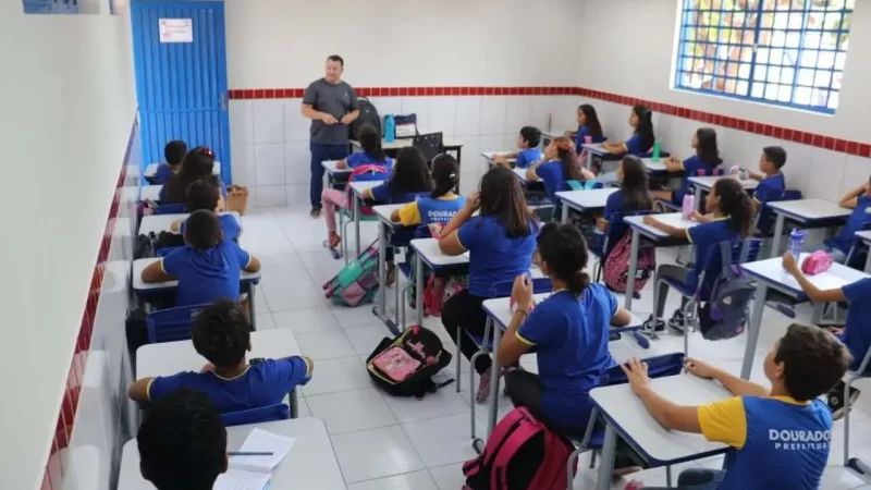 Escola de Dourados que recebeu investimentos de R$ 2,5 milhões em reformas é entregue