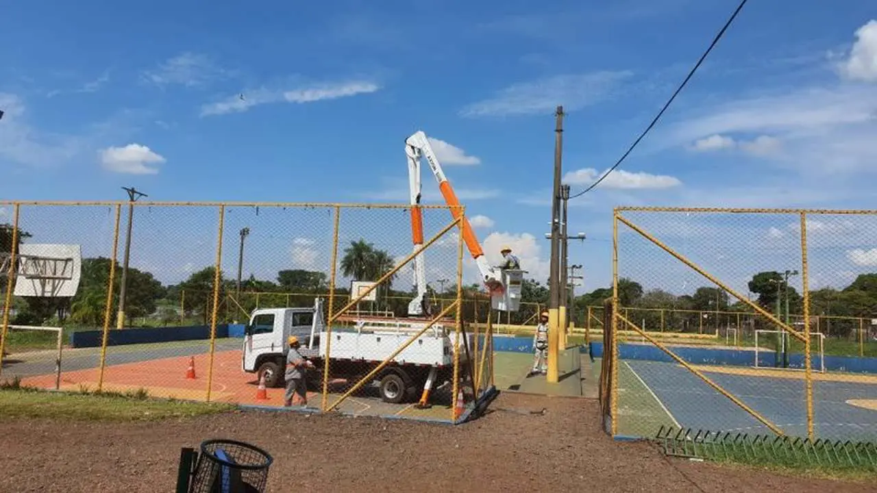 Dourados substitui iluminação antiga por refletores de LED em parques e praças