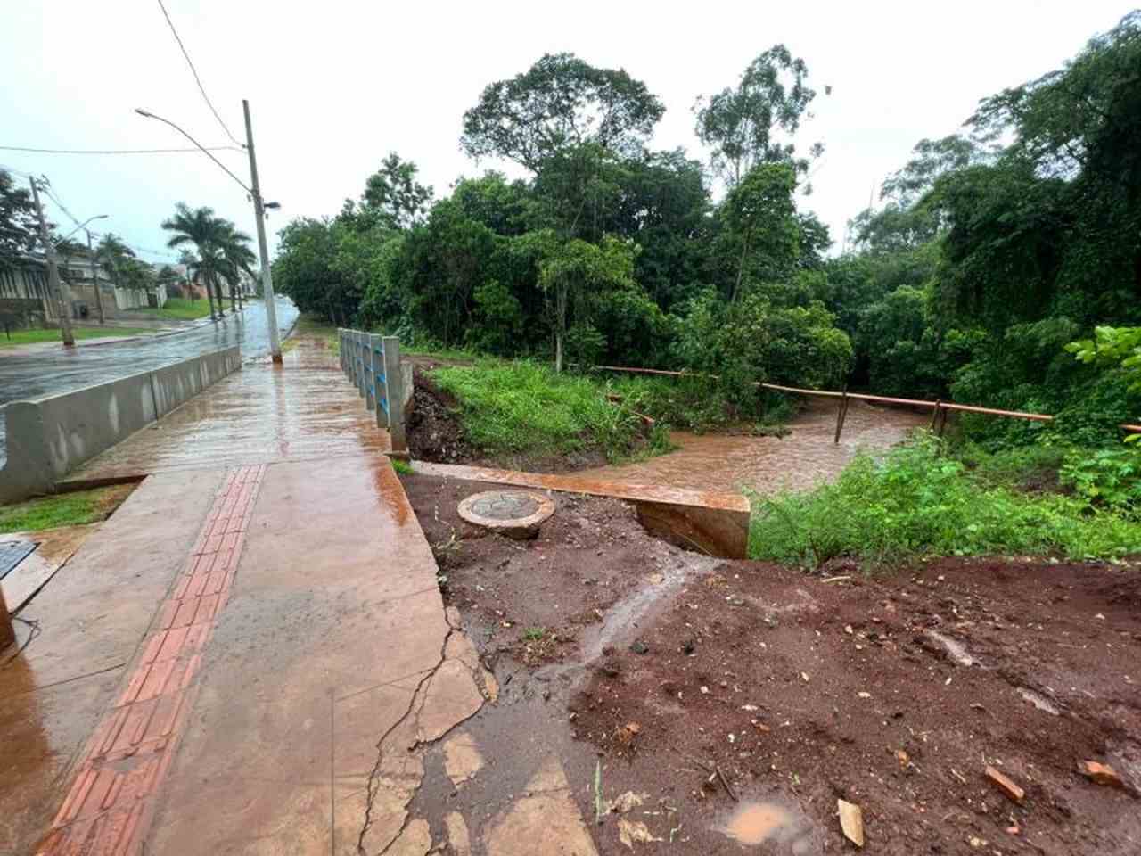 Prefeitura notifica Sanesul por erosão às margens de ponte recém construída em Dourados