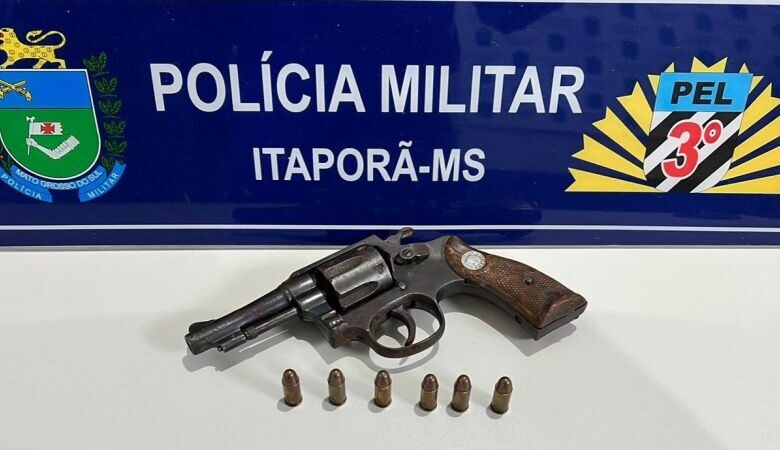 Arma de fogo é apreendida com idoso bêbado em conveniência