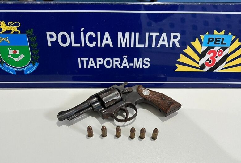 Arma de fogo é apreendida com idoso bêbado em conveniência