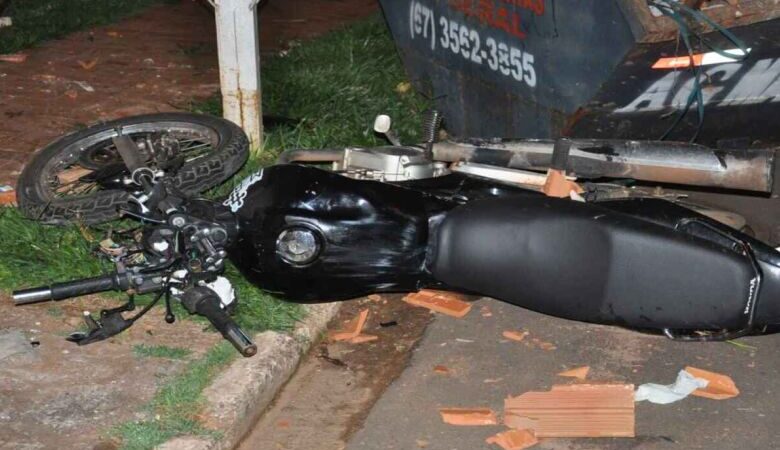 Dupla de moto morre após bater contra veículo e atingir caçamba de entulho