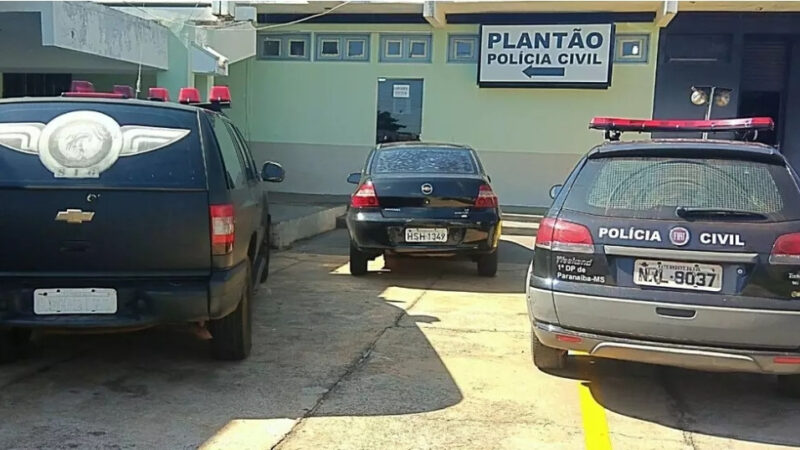 Homem faz “roleta russa” com arma e atinge rosto da esposa