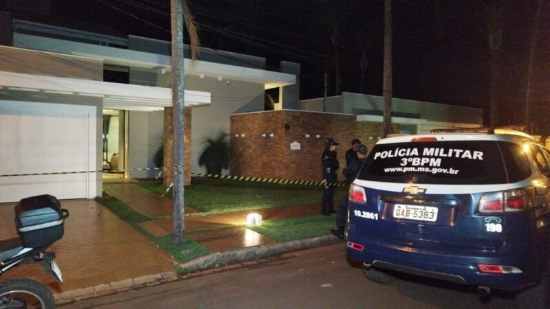 Roubo a casa de empresário termina com assaltante morto em Dourados