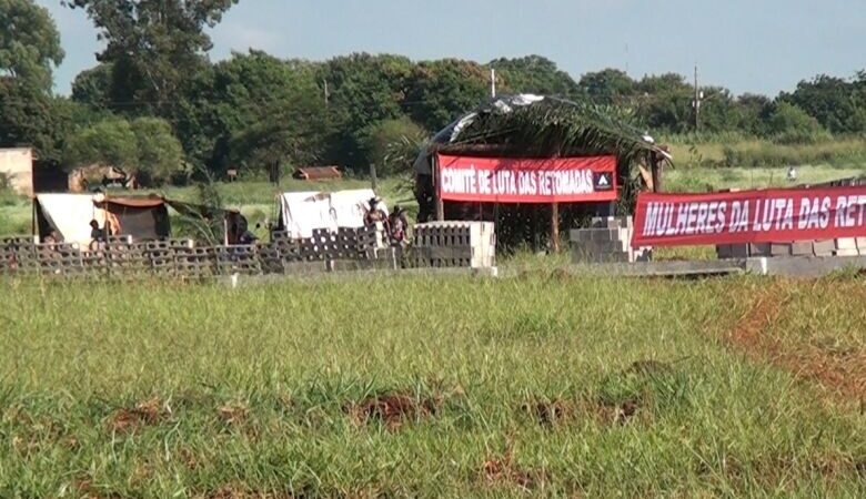 Com faixas, grupo volta à área onde é construído condomínio