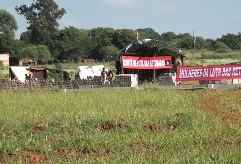 Com faixas, grupo volta à área onde é construído condomínio