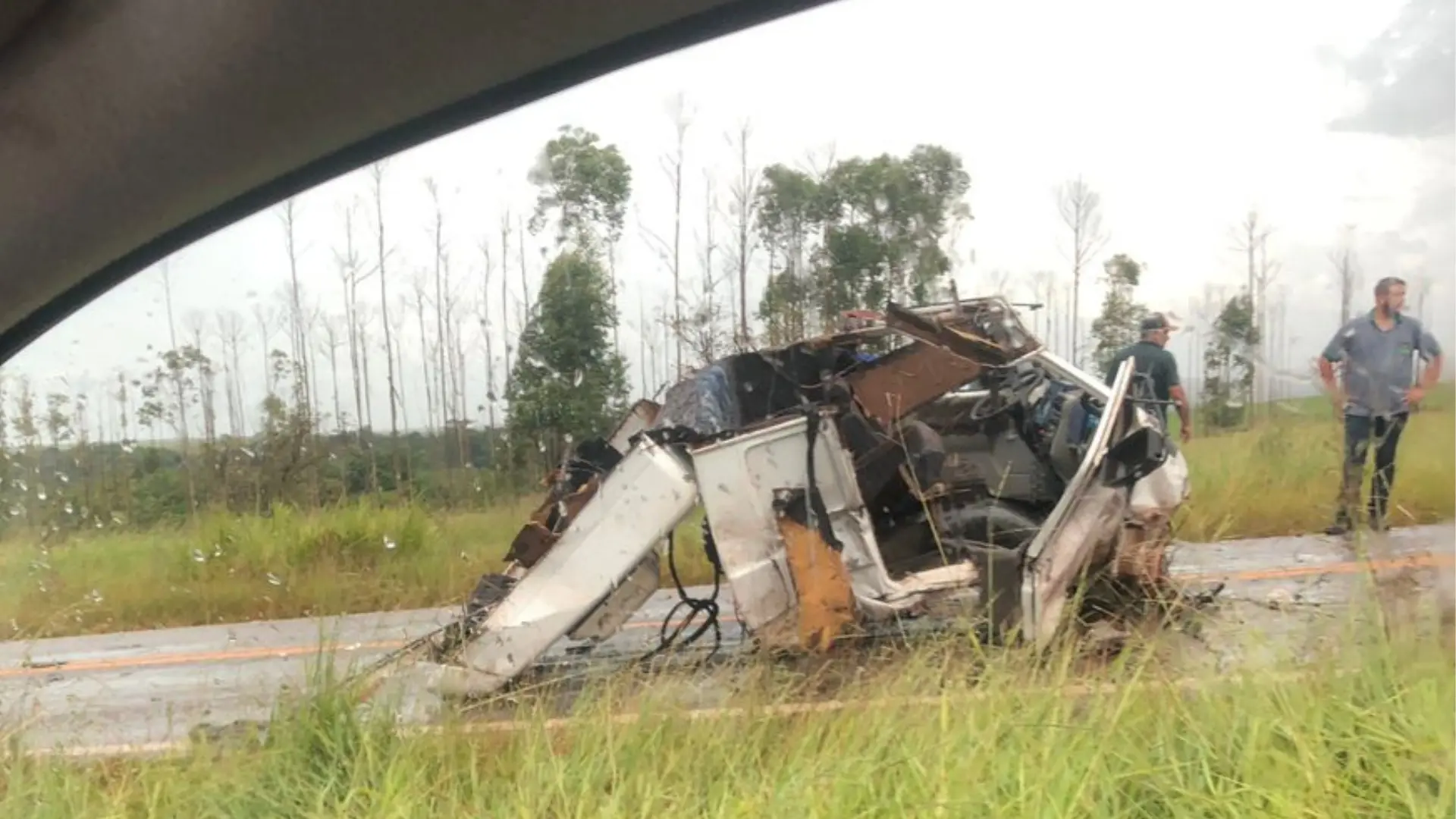 Dois mortos em acidente com Hilux estavam em carreta que ficou destruída na MS-384